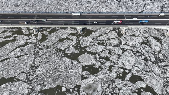 한강 위 유빙 둥둥