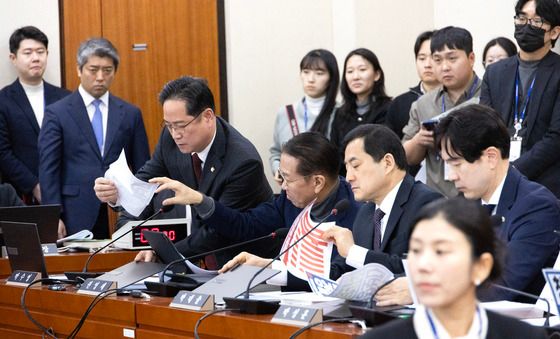 이혜훈 후보자 규탄 피켓 제거하는 국민의힘