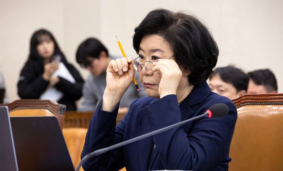 안경 고쳐쓰는 이혜훈 후보자