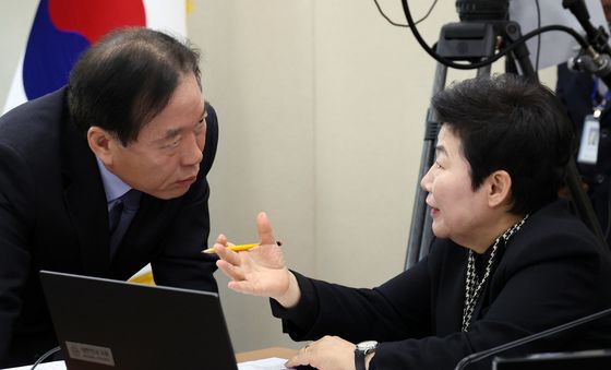 여당 간사와 대화하는 임이자 위원장