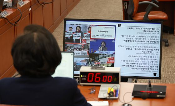 자신의 과거 모습 보는 이혜훈 후보자