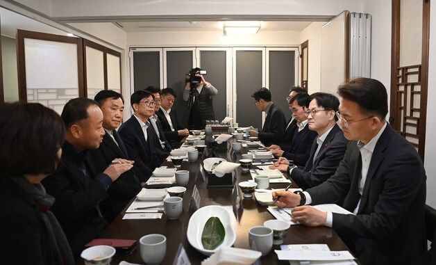 참석자 발언 경청하는 김정관 장관