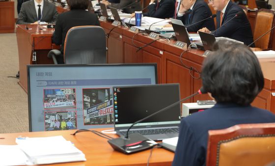 '내란, 계엄' 옹호 관련 질의 자료 바라보는 이혜훈 장관 후보자