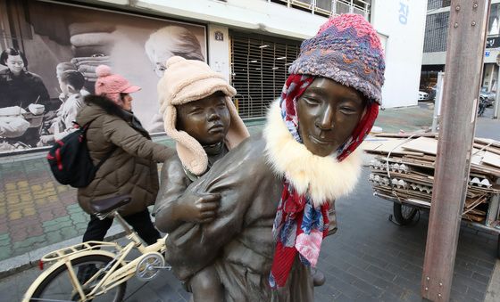 한파 속 아들 기다리는 '엄마의 마음'