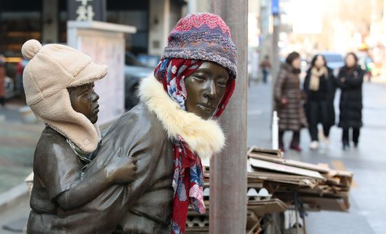 한파 속 아들 기다리는 '엄마의 마음'