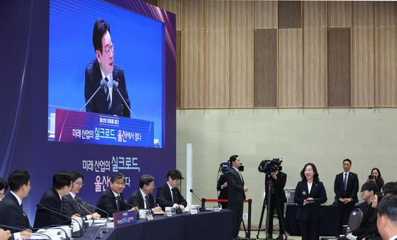 울산 출신 부대변인 소개하는 이재명 대통령