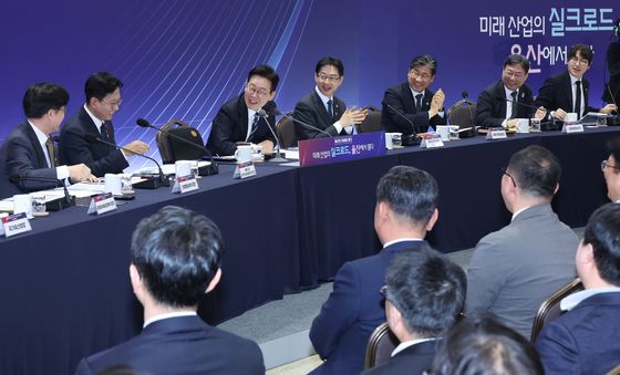 박수 받는 이재명 대통령