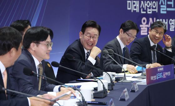 환하게 웃는 이재명 대통령