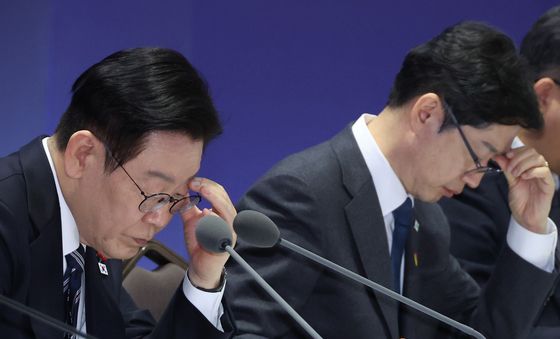 자료 살펴보는 이재명 대통령