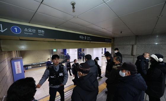 종로3가역 화재 발생, 승객 진입 통제하는 경찰