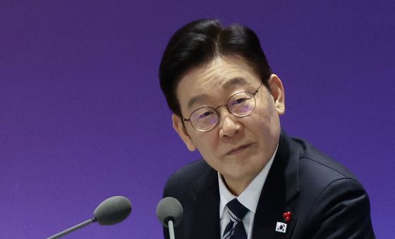 참석자 발언 듣는 이재명 대통령