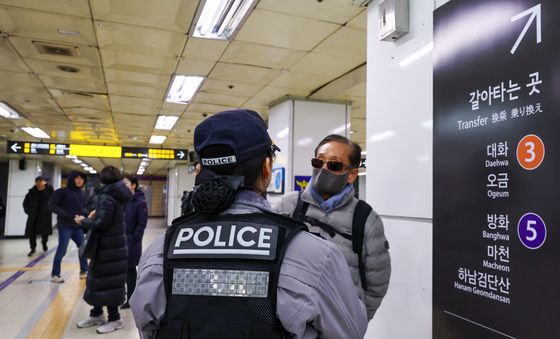 '종로3가역 선로서 연기' 승객 출입 통제하는 경찰