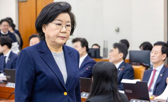 자리로 돌아가는 이혜훈 후보자