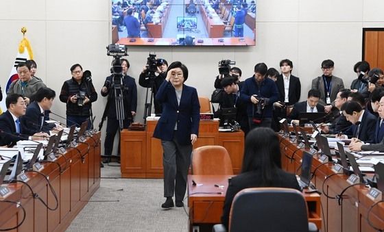 자리로 돌아가는 이혜훈 후보자