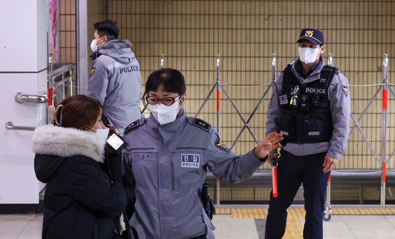 종로3가역 선로서 연기 발생 '무정차 통과'