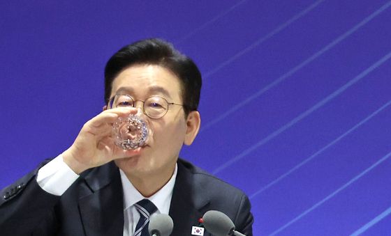물 마시는 이재명 대통령