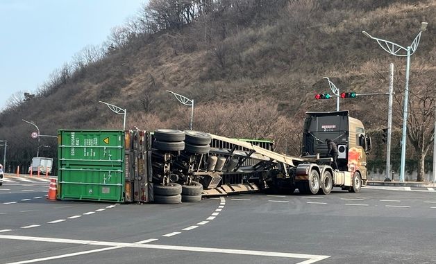 대구 수성구 25톤 트레일러 전도 사고