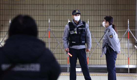 서울 1호선 종로3가역에서 연기…한때 열차 무정차 통과