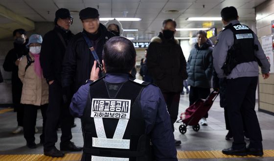 서울 1호선 종로3가역 열차에서 연기…한때 열차 무정차 통과