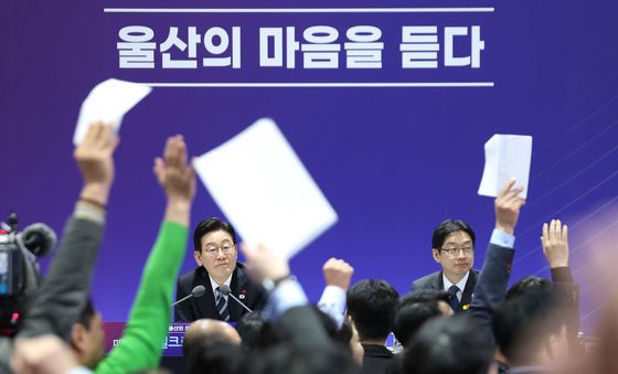 참석자들 바라보는 이재명 대통령