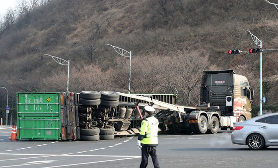 무게 중심 잃고 넘어진 25톤 트레일러
