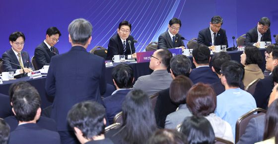 참석자 발언 듣는 이재명 대통령