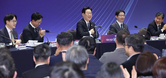 참석자 발언에 화답하는 이재명 대통령