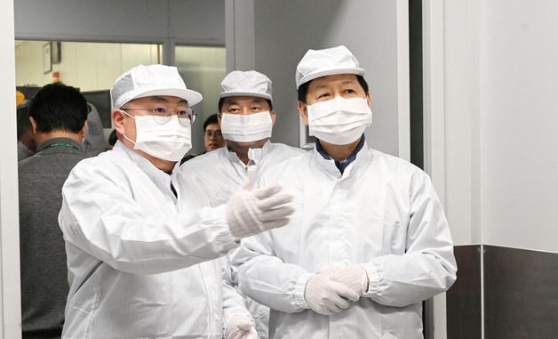 반도체 생산시설 현장점검 나선 구윤철 부총리