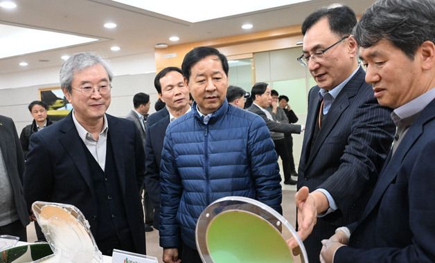 반도체 기업 방문해 설명듣는 구윤철 부총리