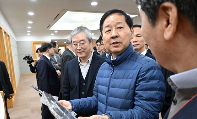 DB하이텍 웨이퍼 설명듣는 구윤철 부총리