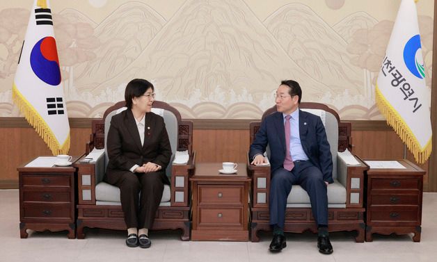 인천시장과 대화나누는 정은경 장관