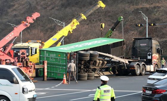 '너무 무거워' 크레인 3대 동원 사고수습