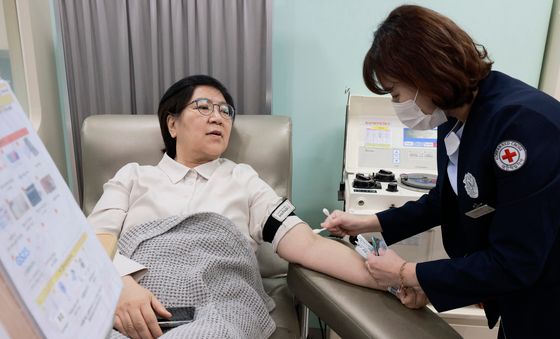 겨울철 헌혈 동참하는 정은경 장관