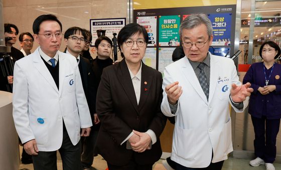 정은경 장관, 응급의료센터 현장 방문