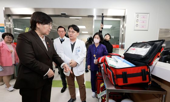 닥터카 의료 장비 살펴보는 정은경 장관