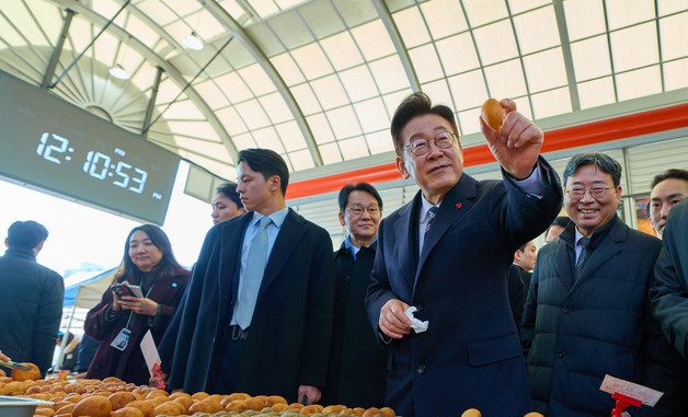 상품 들어보이는 이재명 대통령