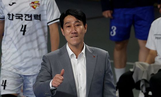 작전 지시하는 권영민 감독