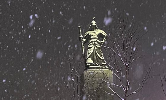 눈 내리는 광화문 광장