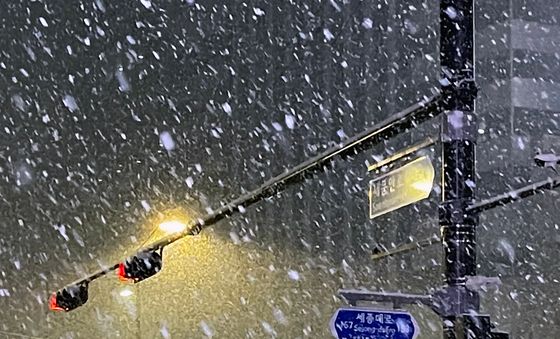 폭설에 엉금엉금 귀갓길