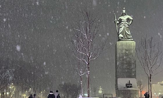 눈 내리는 광화문