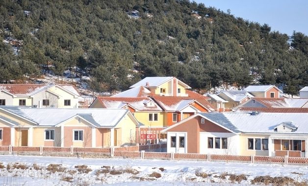 북한 신계군 농촌마을 신축 주택 입주 시작