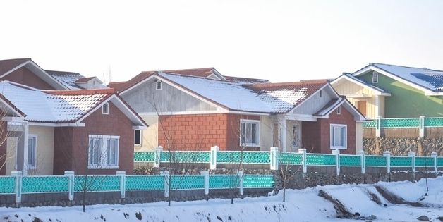 지붕에 눈 뒤덮인 北 황해북도 신계군 '문화주택'