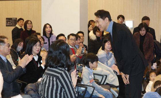 인사하는 오세훈 서울시장