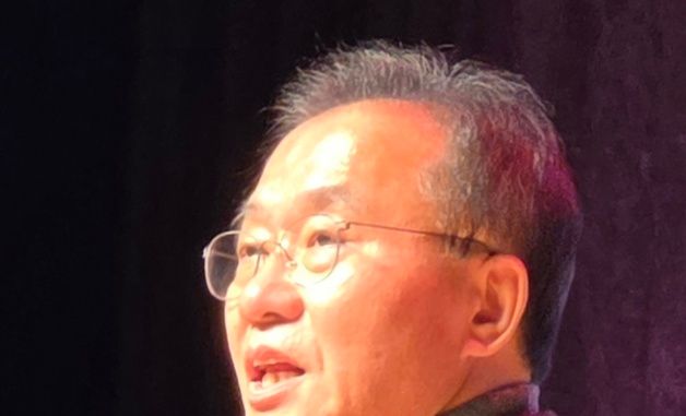 최경환 출판기념회서 축사하는 윤재옥 의원