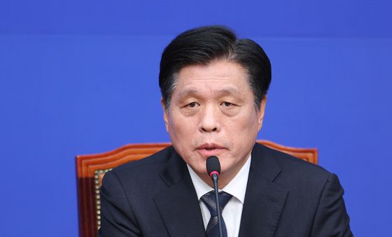 발언하는 조승래 사무총장