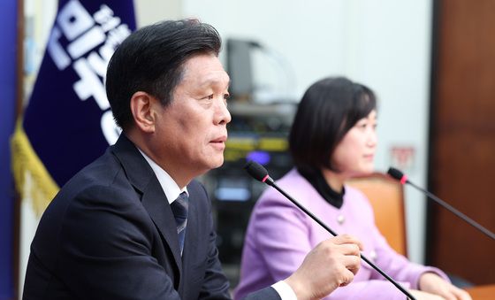 현안 관련 답변하는 조승래 사무총장