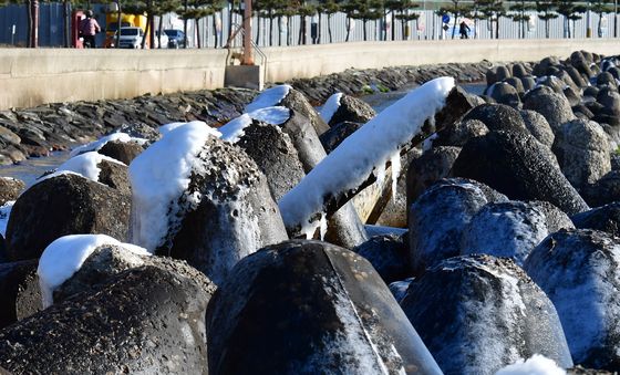 꽁꽁 얼어붙은 테트라포드