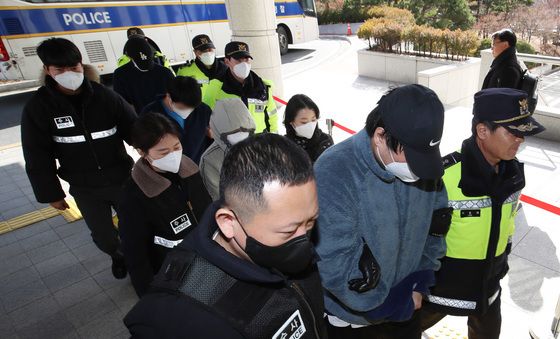 '공무원 사칭' 캄보디아 사기 조직, 영장실질심사 출석