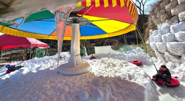 빙글빙글 회전썰매 타는 어린이들