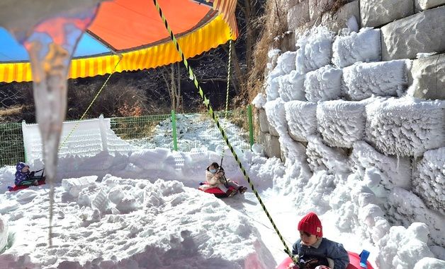 회전썰매타며 겨울 즐기는 어린이들